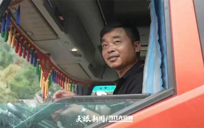 “那一刻我紧急刹车”猴子河特大桥事故区域53人安全转移悬空货车成功获救(图3)