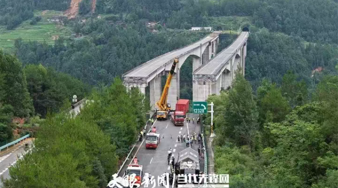 “那一刻我紧急刹车”猴子河特大桥事故区域53人安全转移悬空货车成功获救(图4)