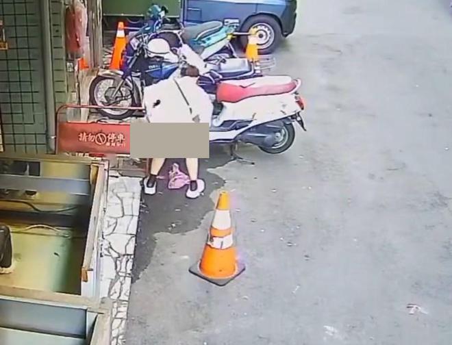 憋不住！一女子当街大便用塑料袋接着扔在了原处被曝光！(图5)