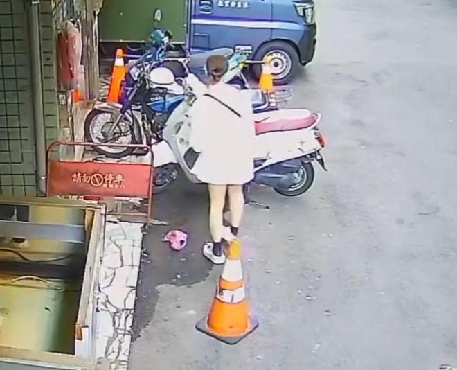憋不住！一女子当街大便用塑料袋接着扔在了原处被曝光！(图3)