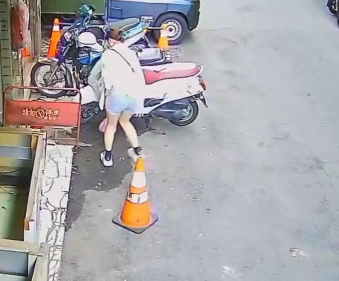 憋不住！一女子当街大便用塑料袋接着扔在了原处被曝光！(图4)