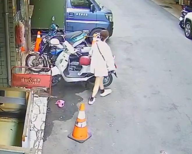 憋不住！一女子当街大便用塑料袋接着扔在了原处被曝光！(图7)