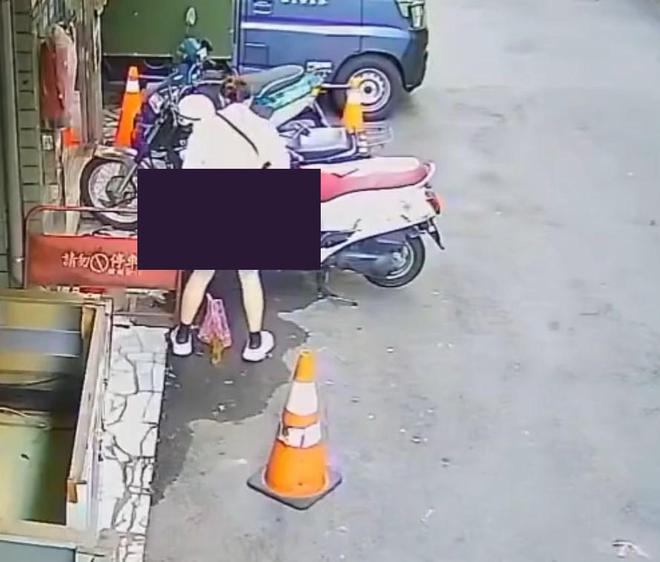 憋不住！一女子当街大便用塑料袋接着扔在了原处被曝光！(图6)