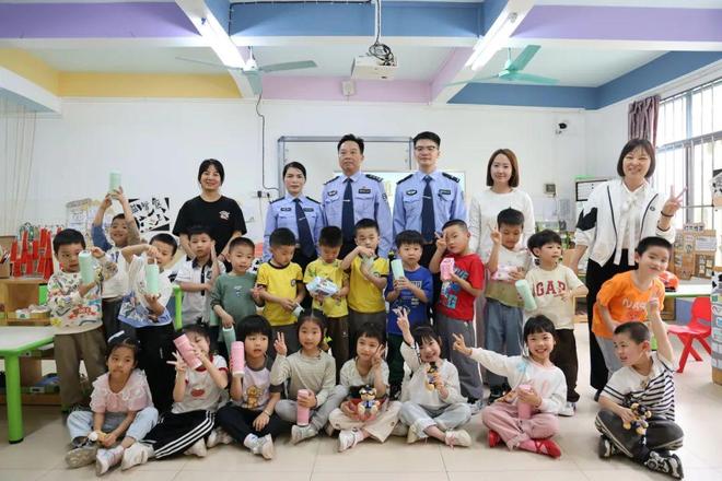 交通安全教育进校园文明出行从“娃娃”抓起(图2)