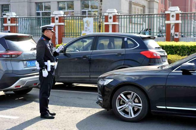 哈尔滨司机校园周边停车要注意(图1)