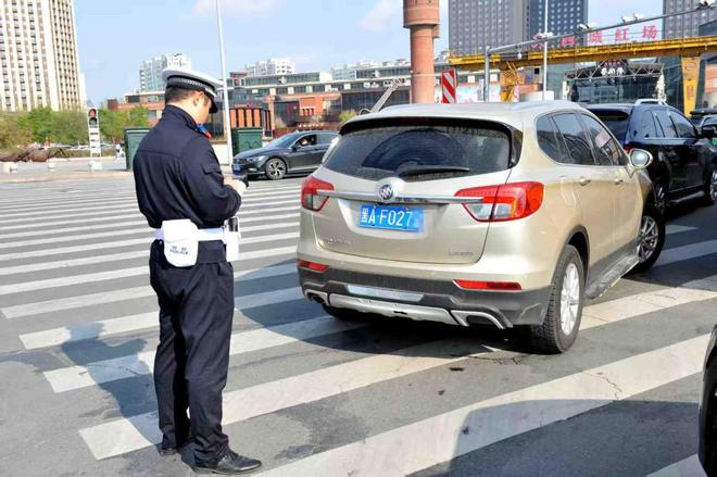 哈尔滨司机校园周边停车要注意(图2)