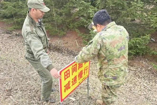 【安全生产专栏】第二管理区春播期间安装警示标牌守护田间交通安全(图1)