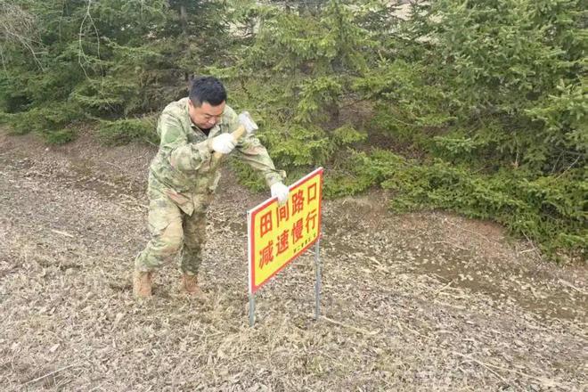 【安全生产专栏】第二管理区春播期间安装警示标牌守护田间交通安全(图2)