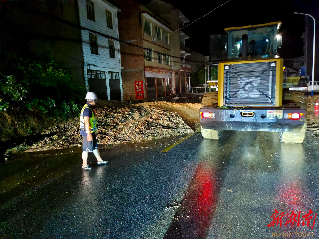 暴雨夜272人次逆行！安化交通人30小时抢通36处塌方保“动脉”(图1)