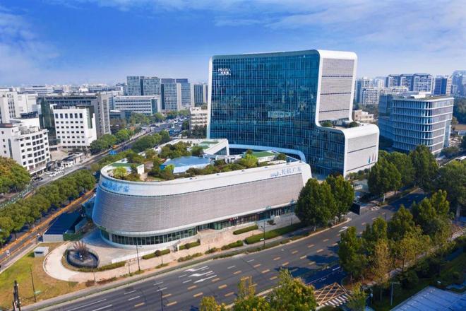 “中美化妆品品牌比较研究”项目组深入调研珀莱雅(图1)