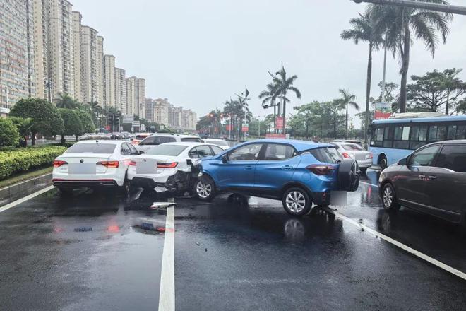 【案例警示】任性跨越实线变道酿事故担全责！(图1)