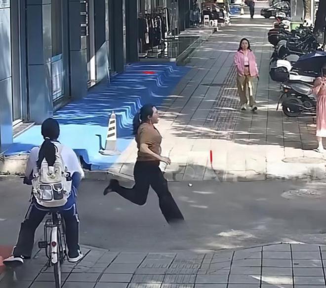 湖南曝飞车抢夺事件大金链子被抢女子猛追！(图1)