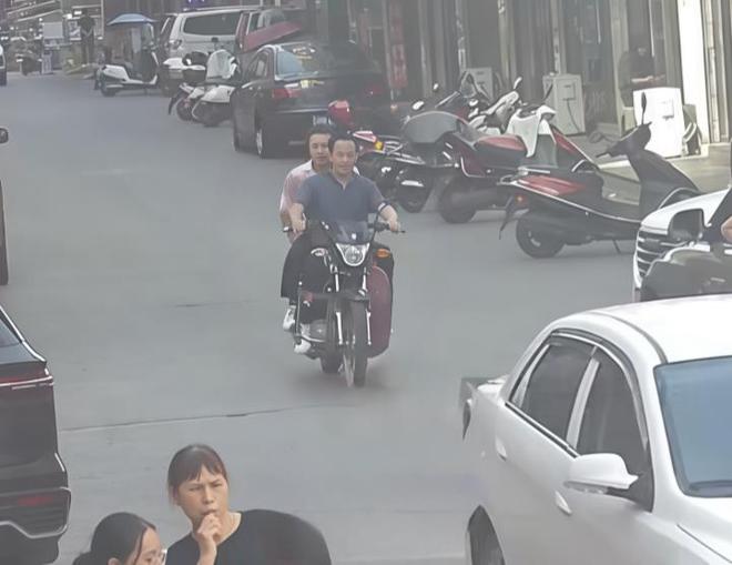 湖南曝飞车抢夺事件大金链子被抢女子猛追！(图3)