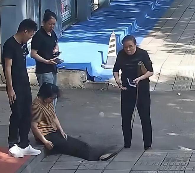 湖南曝飞车抢夺事件大金链子被抢女子猛追！(图2)