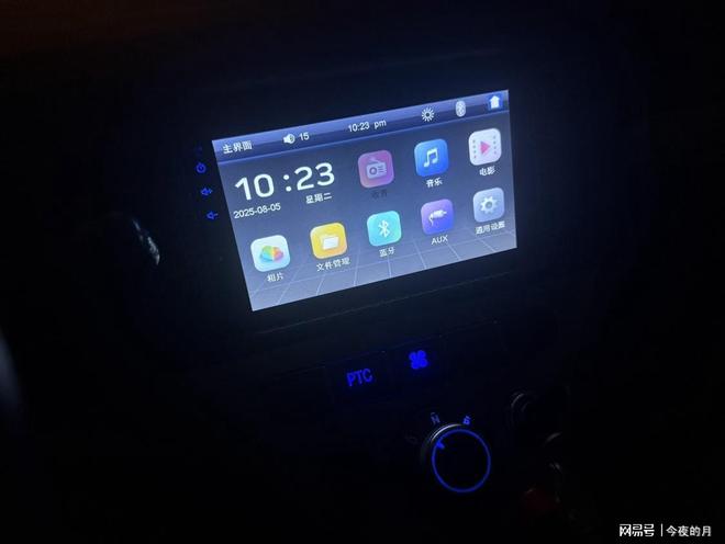 找人脸：图中除了天鹅和荷花还隐藏好多张人脸你能找出几张？(图2)