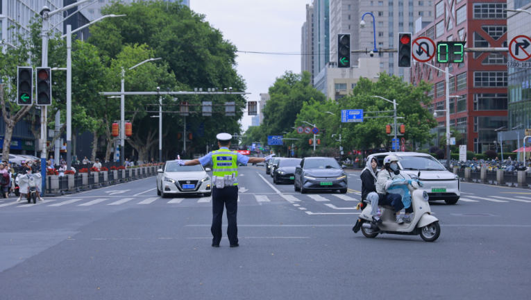 高考第二天考点外的“静默”是最响亮的助威