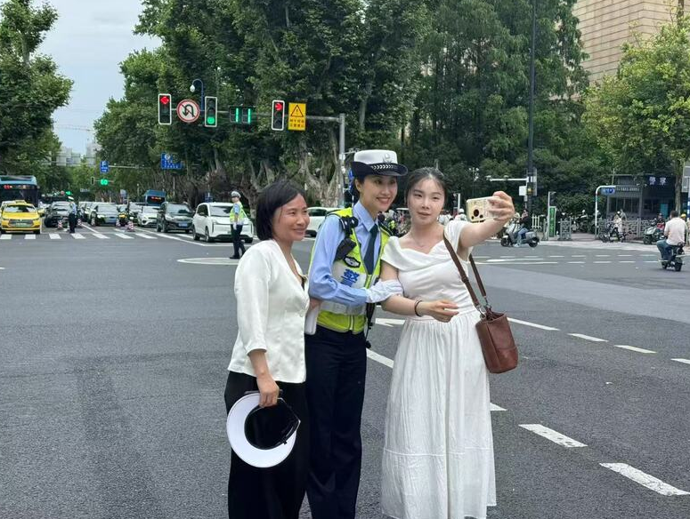 高考第二天考点外的“静默”是最响亮的助威(图4)