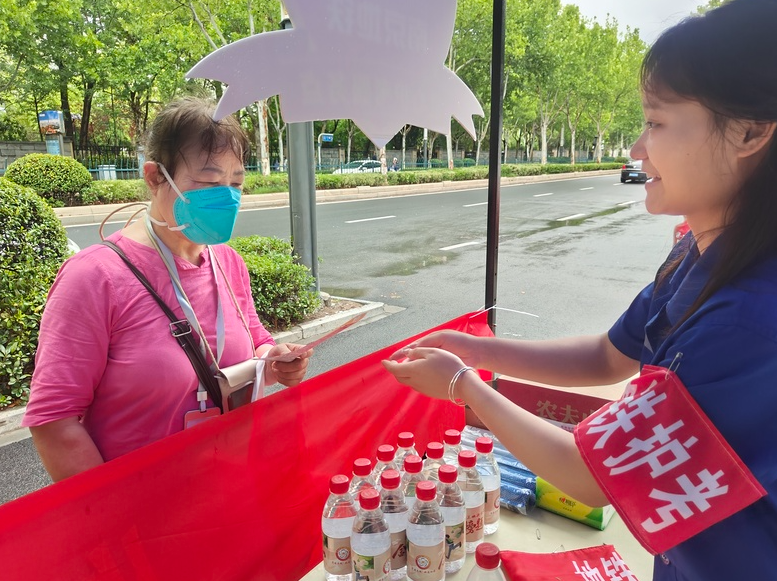 高考第二天考点外的“静默”是最响亮的助威(图3)