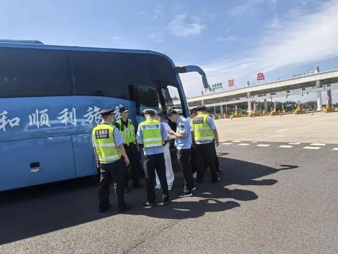 威海市交通运输综合执法支队联合开展道路旅客运输市场联合执法统一行动(图2)