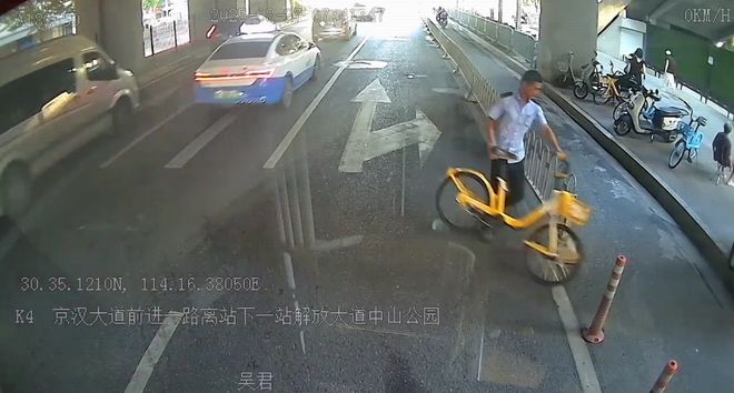 路遇“拦路虎”公交驾驶员及时清障保畅通