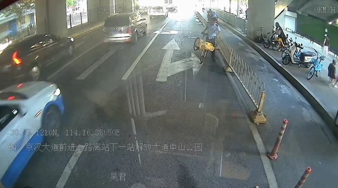 路遇“拦路虎”公交驾驶员及时清障保畅通(图2)