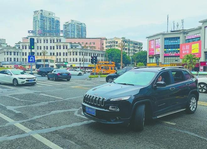 隔离柱变身“智能灯岗”人车通行更有秩序