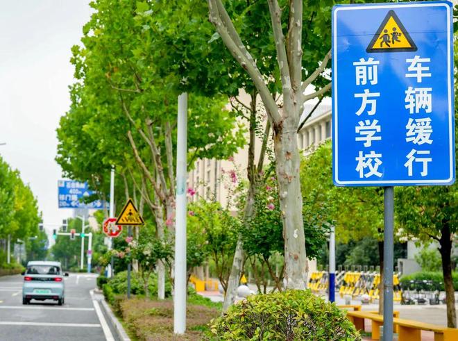 优化城市公共空间全面整治标识标牌(图2)