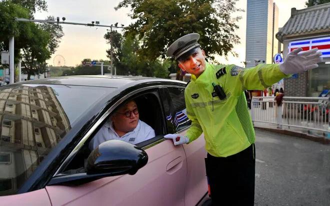 【一线万人开跑乌鲁木齐公安全力护航马拉松(图3)