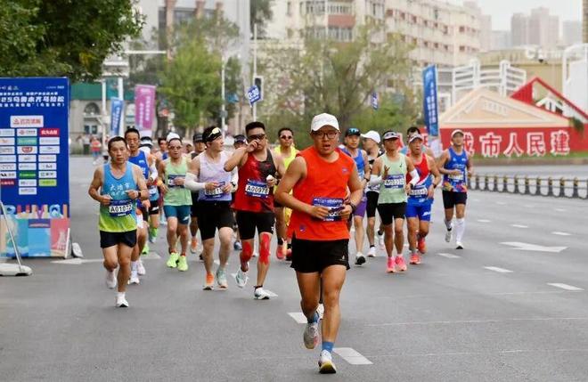 【一线万人开跑乌鲁木齐公安全力护航马拉松(图5)