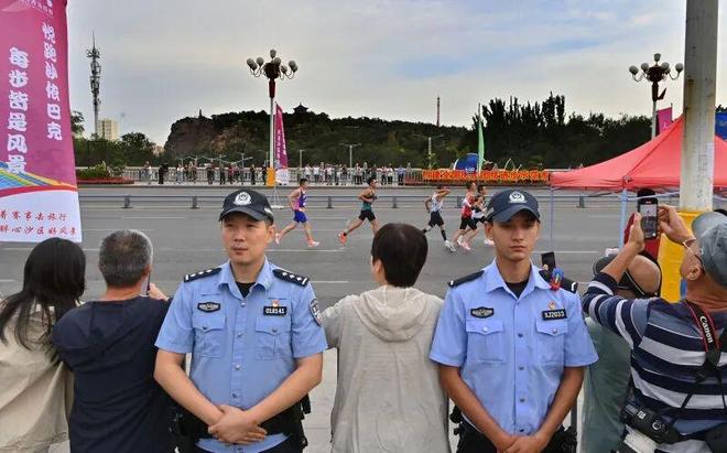 【一线万人开跑乌鲁木齐公安全力护航马拉松(图4)
