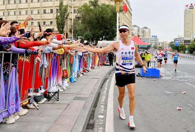 【一线万人开跑乌鲁木齐公安全力护航马拉松(图8)