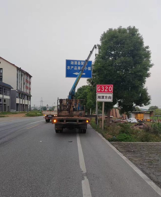 湘潭市交通执法部门整治非公路标志牌