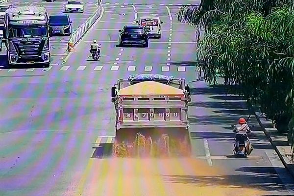 双牌：车载稻谷洒落路面交警紧急处置保畅通