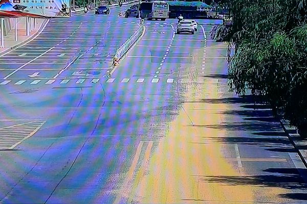 双牌：车载稻谷洒落路面交警紧急处置保畅通(图2)