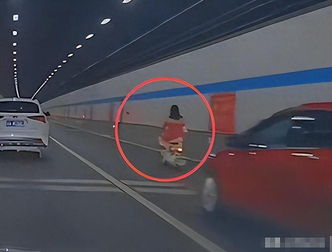 女子隧道龟速骑电车后续：1天堵2次交警出
