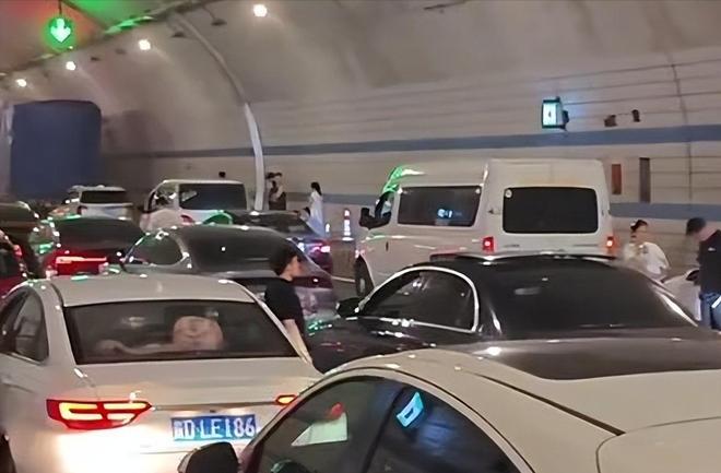 女子隧道龟速骑电车后续：1天堵2次交警出手名声和口碑都没了(图3)