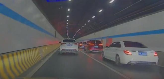 女子隧道龟速骑电车后续：1天堵2次交警出手名声和口碑都没了(图4)