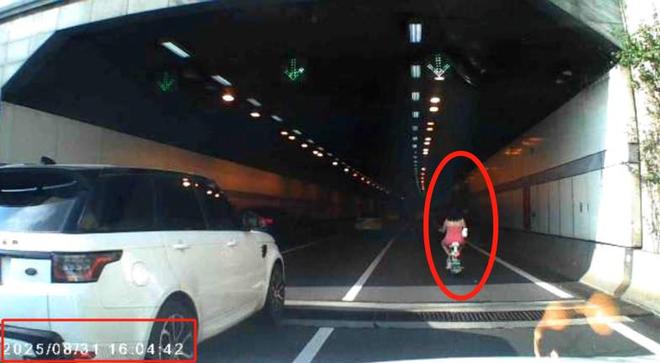 女子隧道龟速骑电车后续：1天堵2次交警出手名声和口碑都没了(图5)