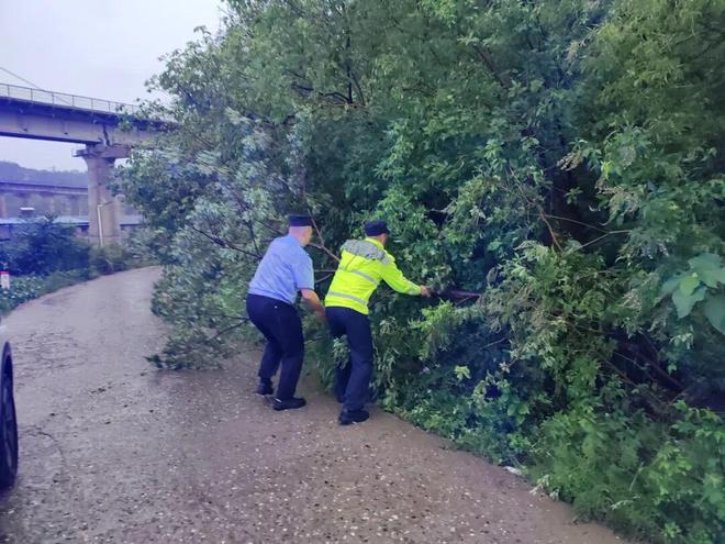 “汛”速行动！广元公安破雨前行筑牢安全屏