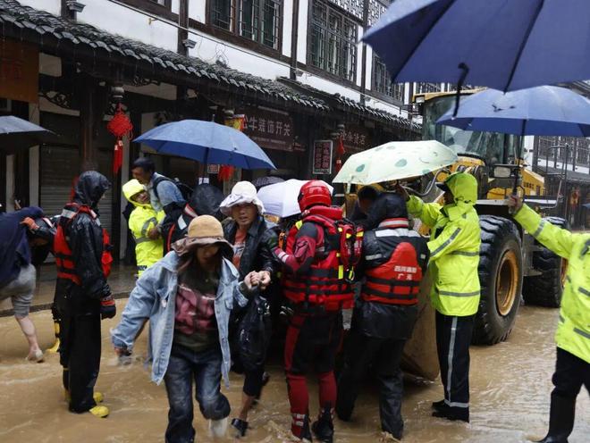 “汛”速行动!广元公安破雨前行筑牢安全屏障(图8)