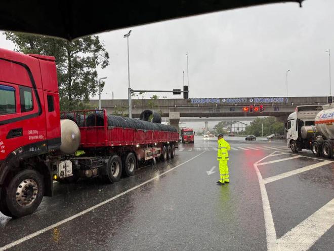 “汛”速行动!广元公安破雨前行筑牢安全屏障(图5)