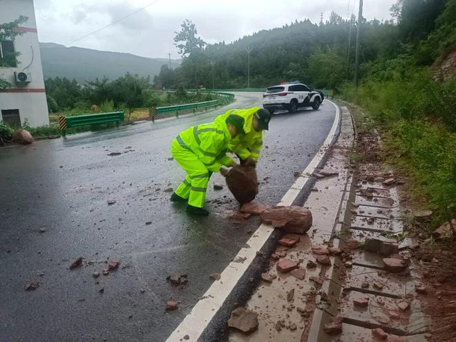 “汛”速行动!广元公安破雨前行筑牢安全屏障(图6)