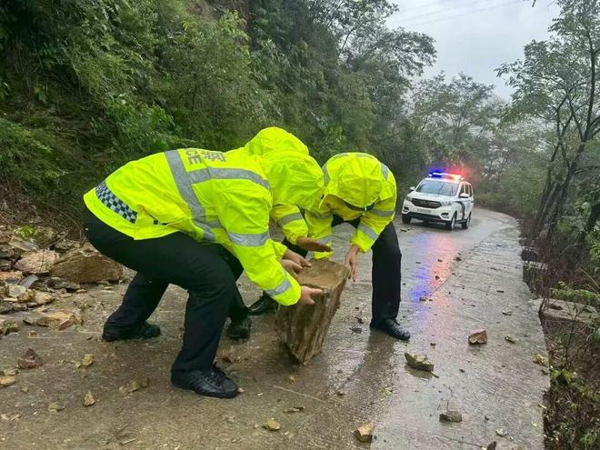 “汛”速行动!广元公安破雨前行筑牢安全屏障(图7)