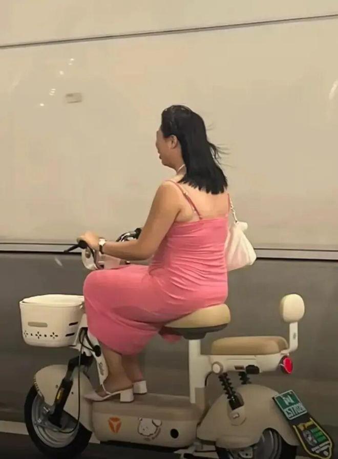 江苏小仙女隧道15码捂耳骑行被处罚真容曝光遭遇社死(图3)