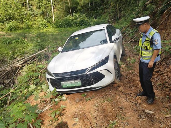 【阳光下的守护】车辆侧滑被困深山交警奋战
