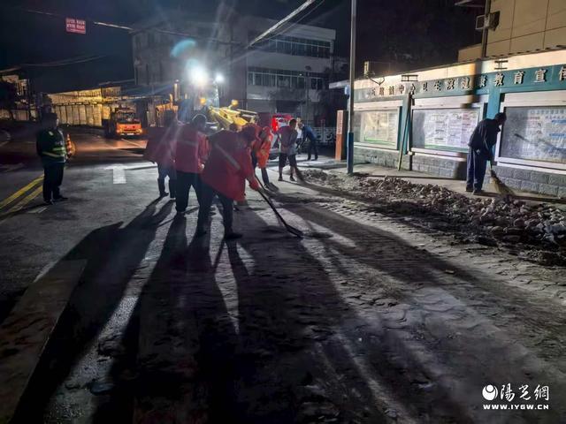城固公路段雨夜高效应急处置及时清除路障保