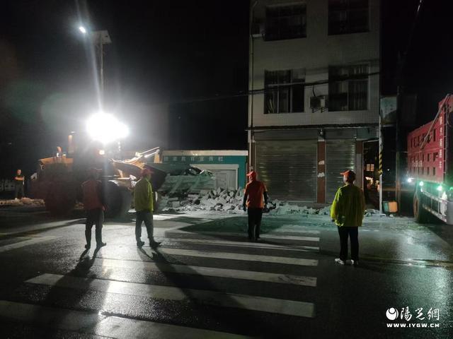城固公路段雨夜高效应急处置及时清除路障保障道路畅通(图2)