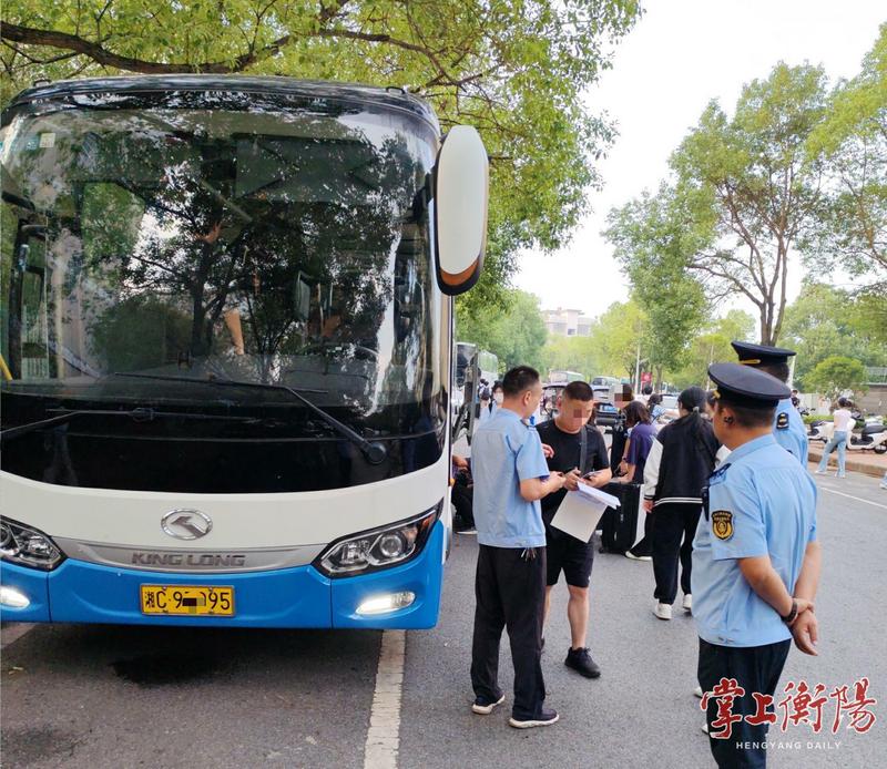 衡阳交通执法部门查获8台违规运营的旅游包