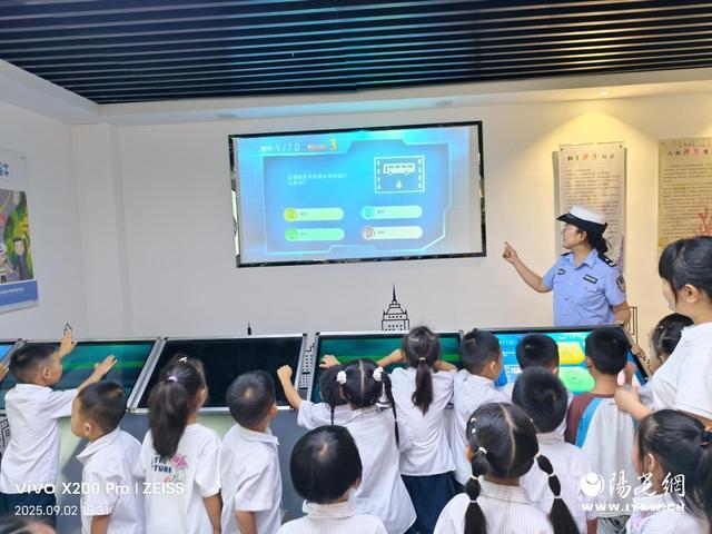 旬阳交警走进校园开展交通安全宣传活动