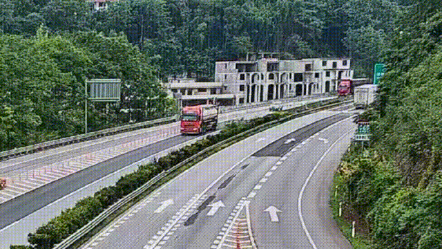 高速路上小车路口急停后方货车极限避让惊出一身冷汗……(图2)